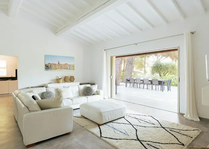 With Pool House Near بيت للعطل *