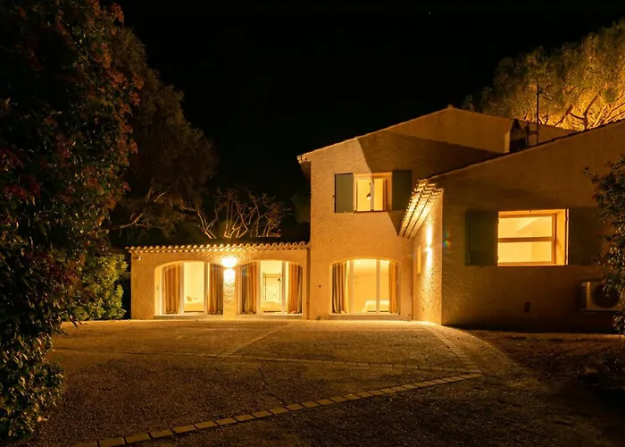 بيت للعطل With Pool House Near *
