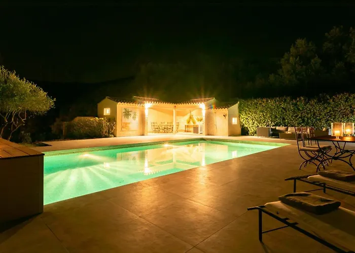 بيت للعطل With Pool House Near