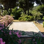 Hébergement de vacances With Pool House Near *
