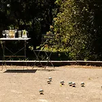 With Pool House Near Hébergement de vacances *