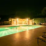 Hébergement de vacances With Pool House Near