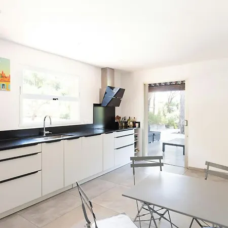 Hébergement de vacances With Pool House Near *