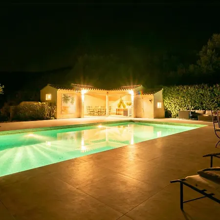 Сasa de vacaciones With Pool House Near